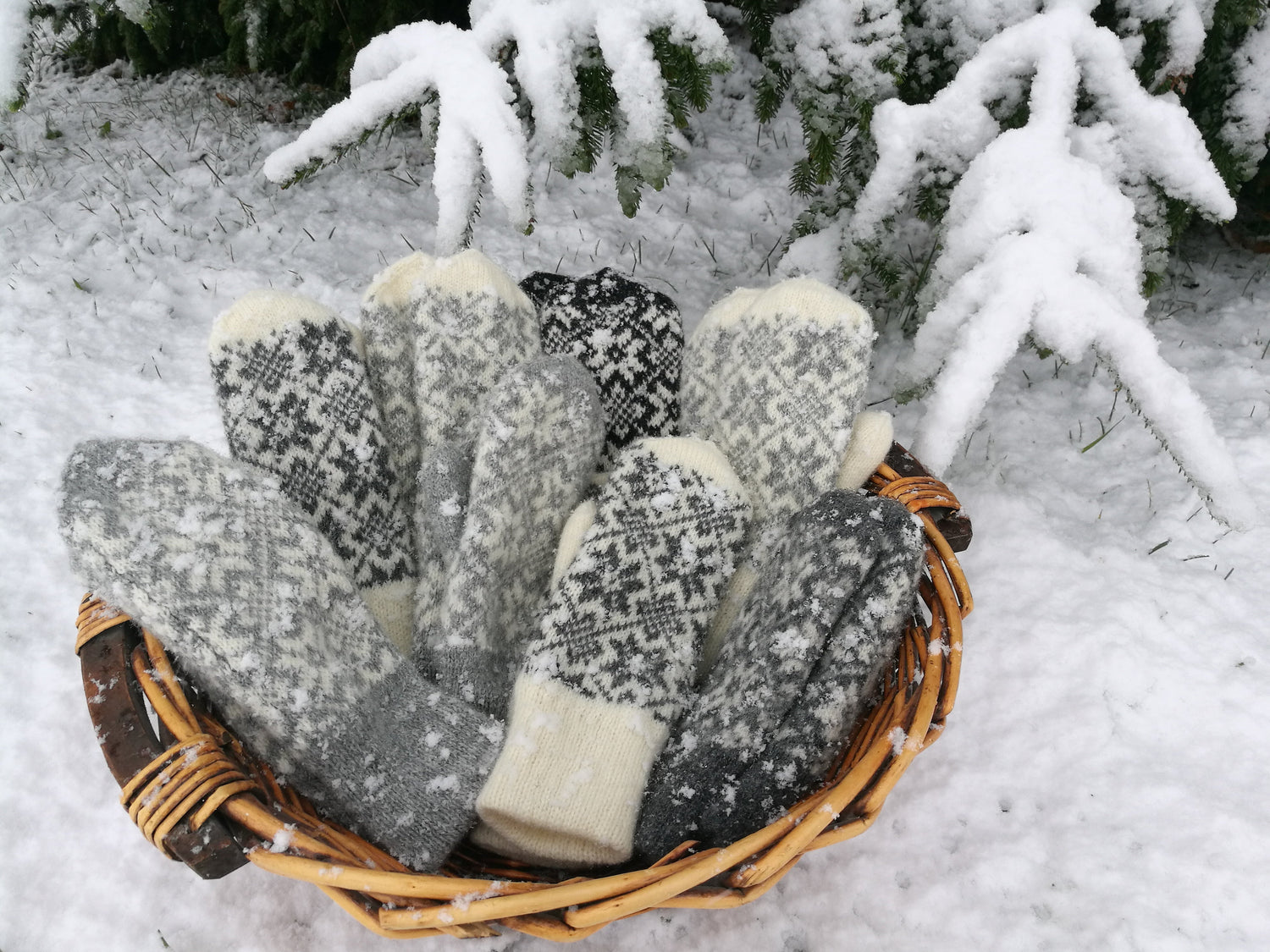 This AnuCraft knitwear collection keeps you warm all season long. Feel our natural fibres.